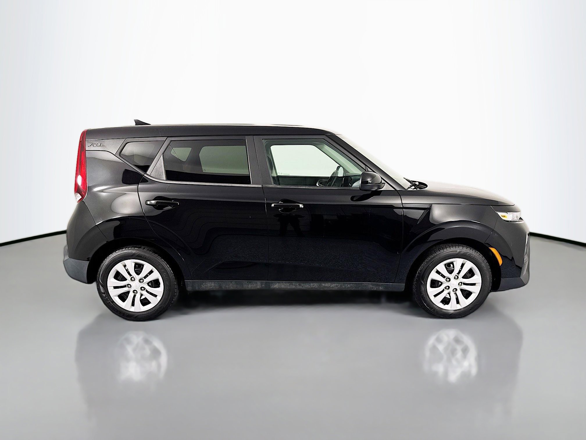 Used 2022 Kia Soul LX image 4