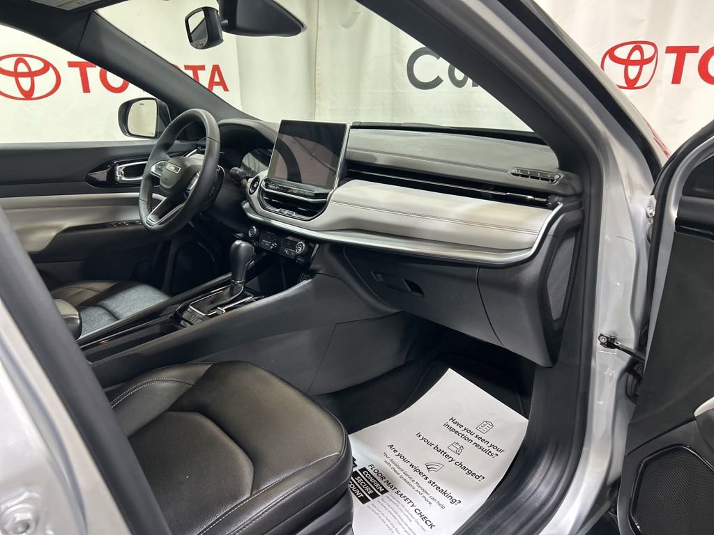 Used 2025 Jeep Compass Limited image 12