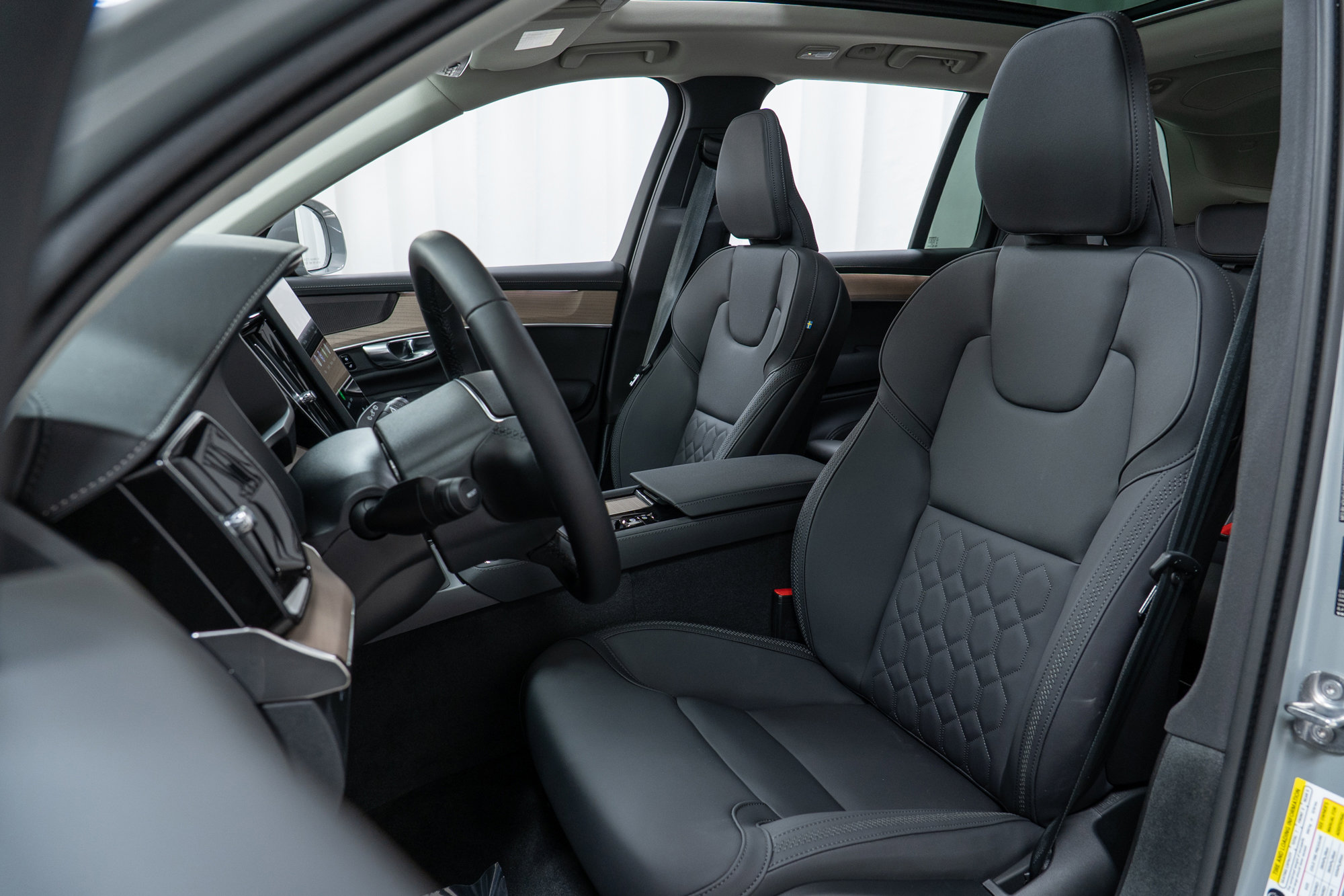 New 2026 Volvo XC90 B6 Plus w/ Protection Package Premier image 13