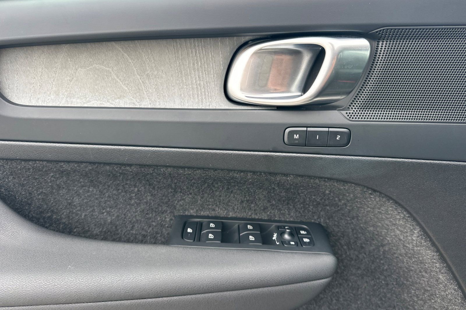 Used 2025 Volvo XC40 B5 Plus image 11