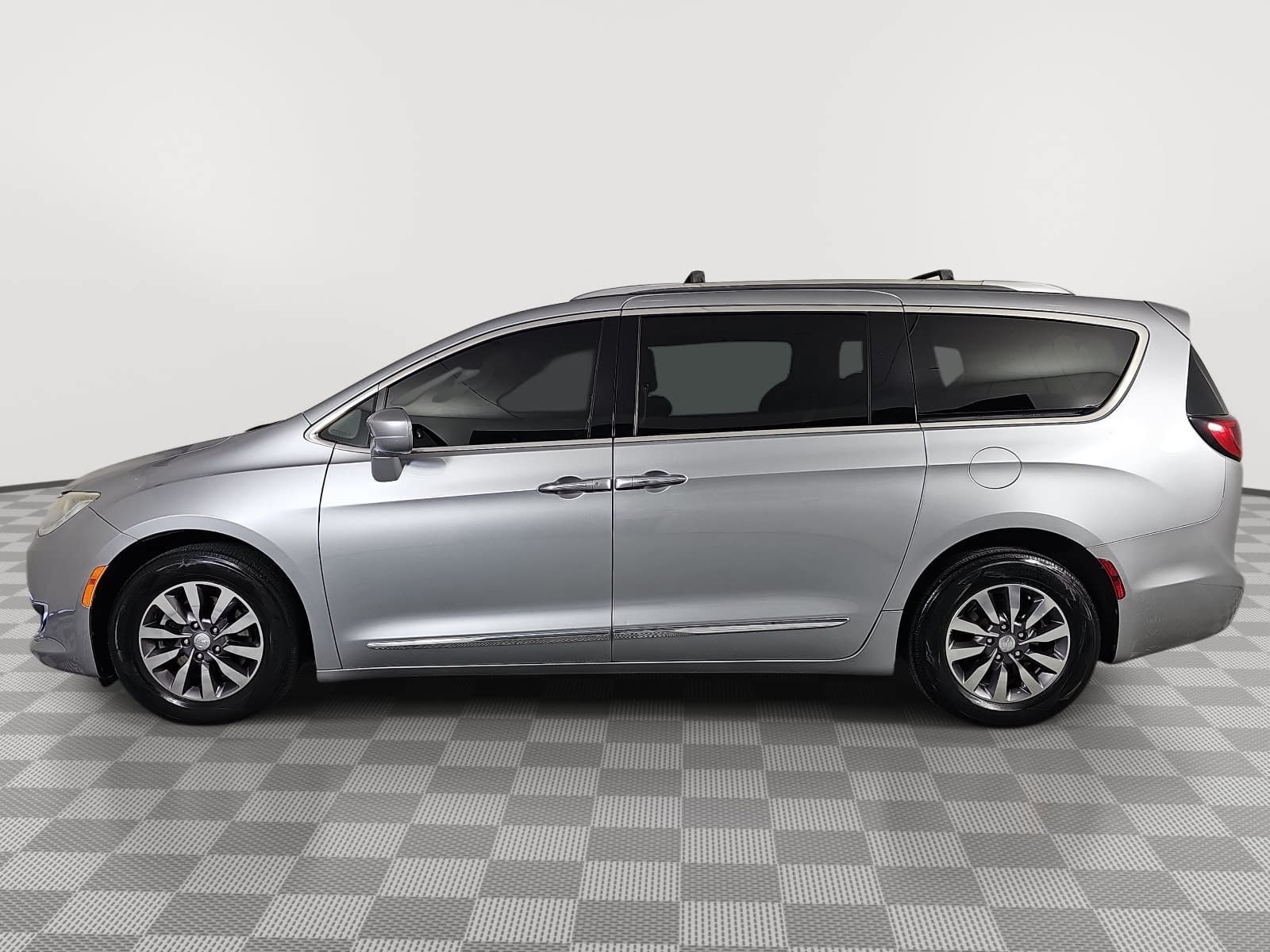 Used 2019 Chrysler Pacifica Touring-L Plus FWD image 5