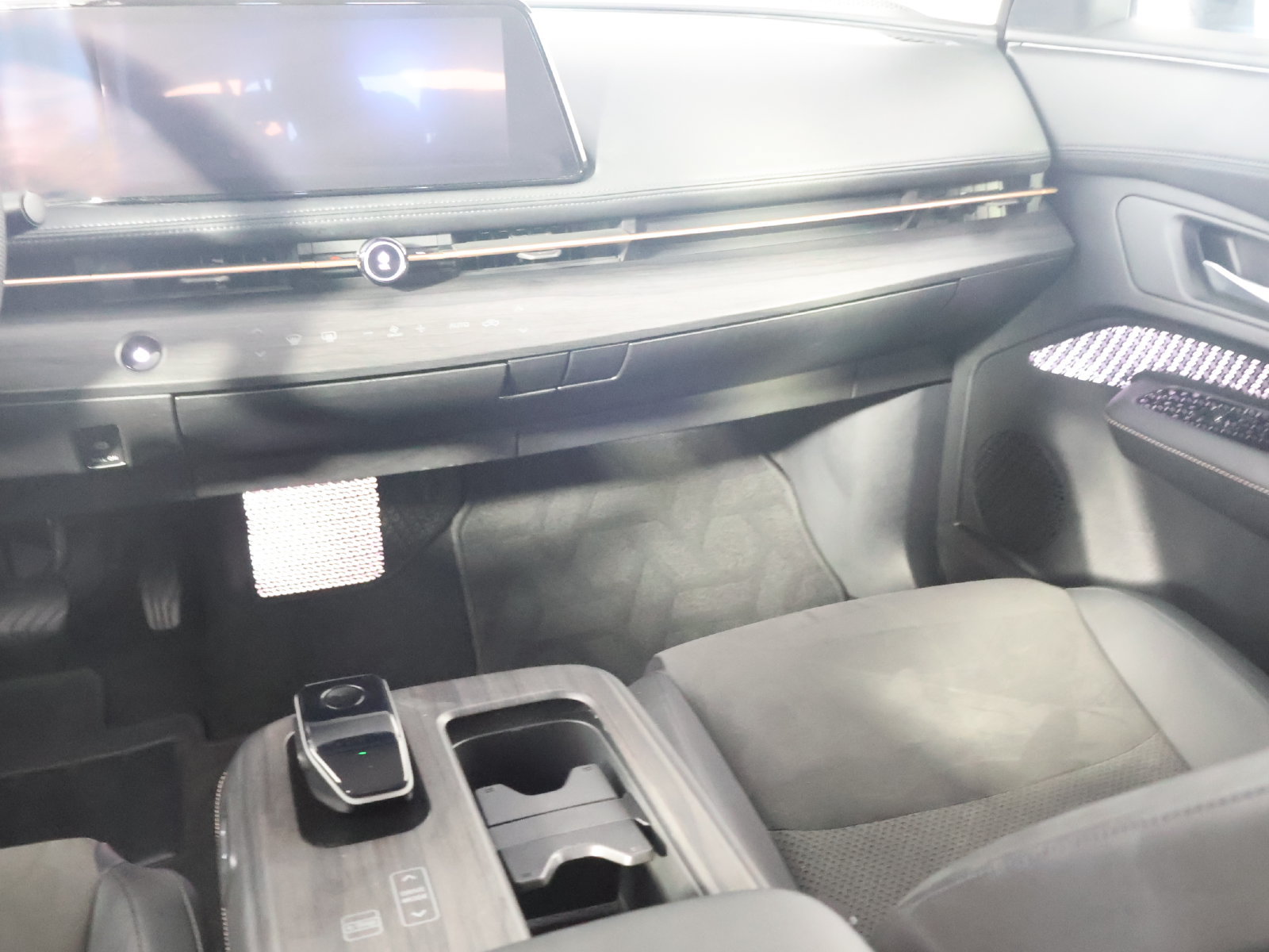 Used 2024 Nissan Ariya AWD image 29