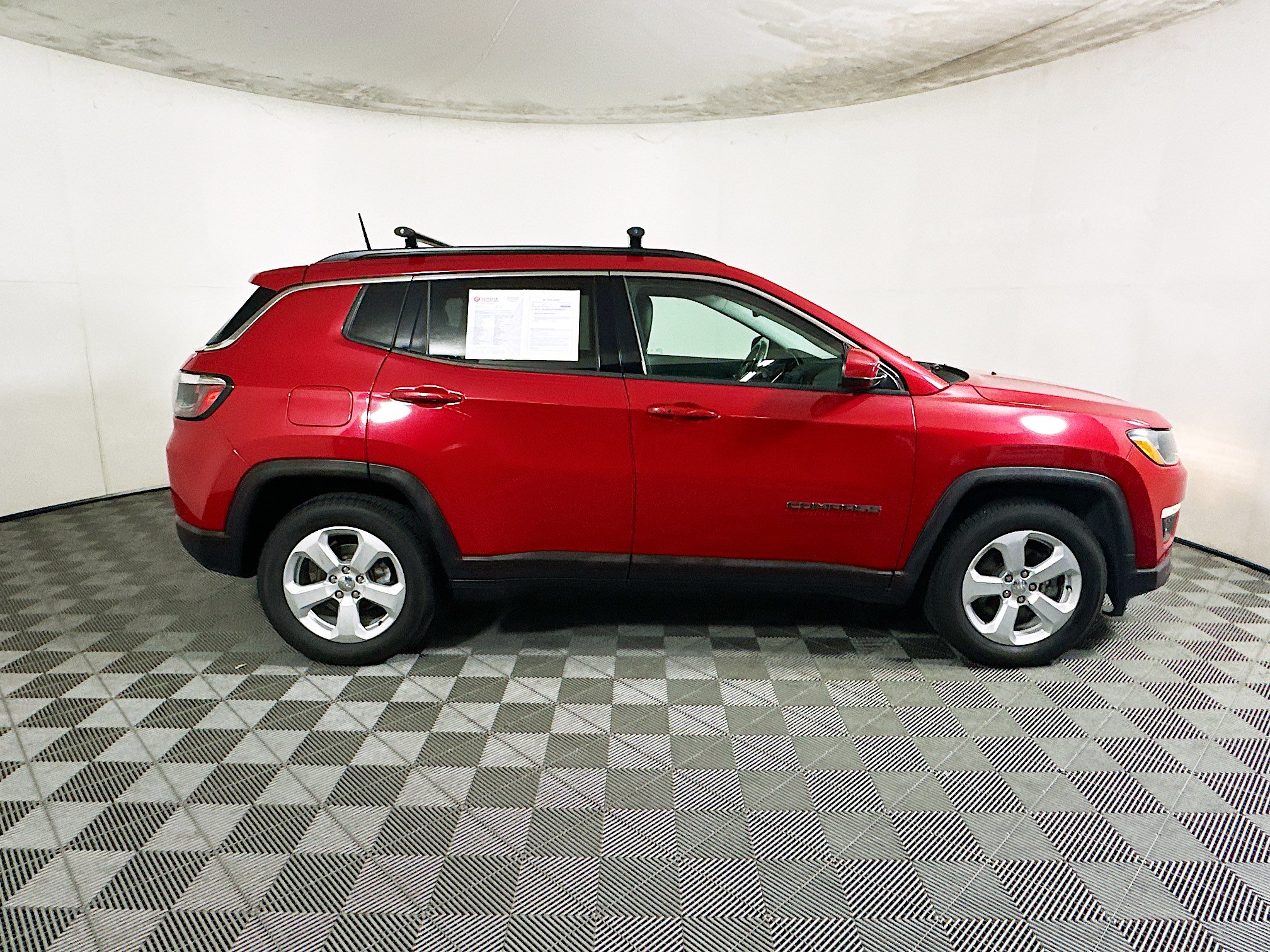 Used 2018 Jeep Compass Latitude FWD image 2