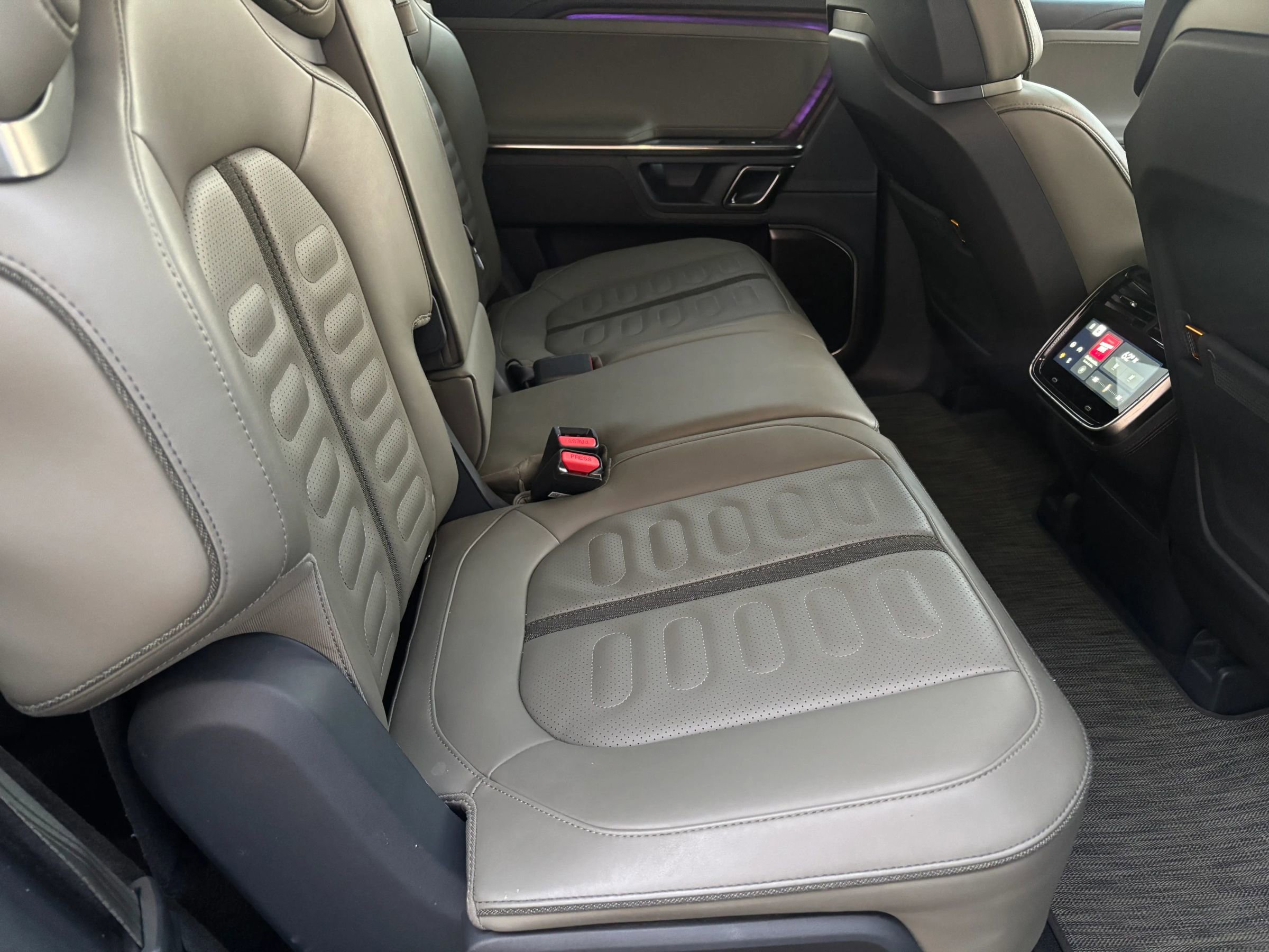 Used 2023 Rivian R1S Launch Edition image 12