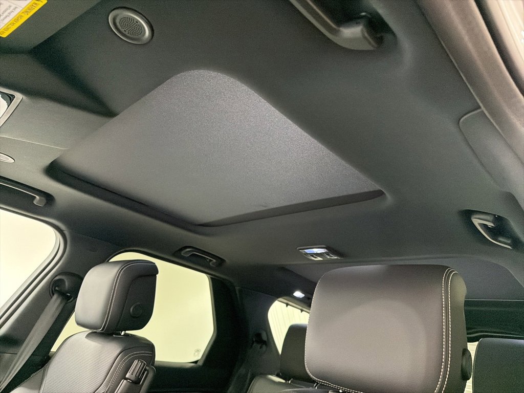 New 2026 Land Rover Discovery Dynamic SE image 18