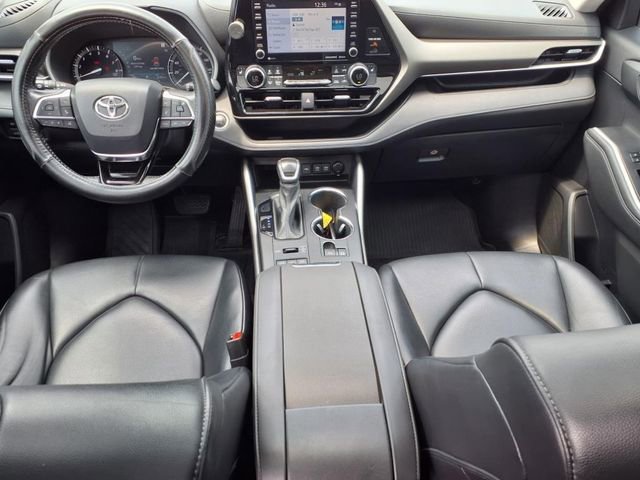 Used 2021 Toyota Highlander XLE AWD/4WD image 9