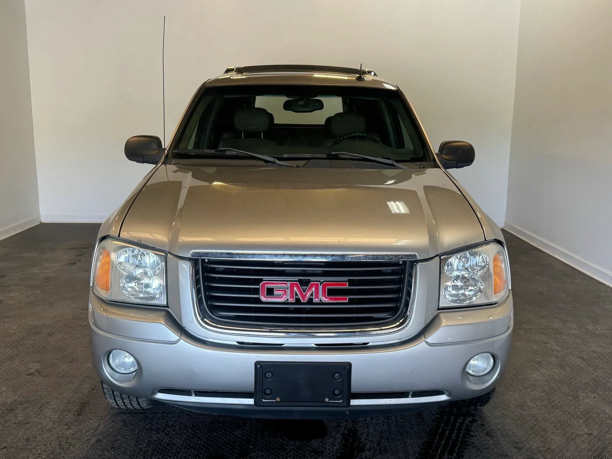 Used 2004 GMC Envoy XUV SLE w/ 1SB Preferred Equipment Group AWD/4WD image 2