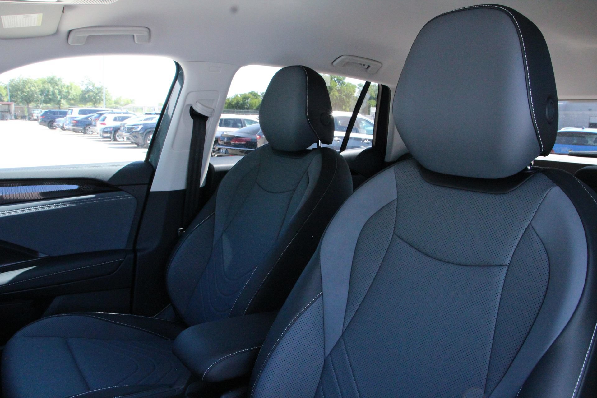 Certified 2025 Volkswagen Tiguan SE FWD image 11