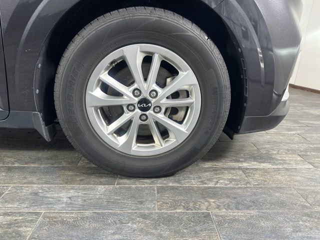 Used 2022 Kia Carnival LX image 5