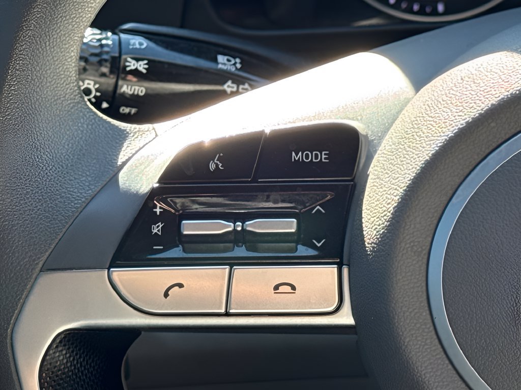 Used 2021 Hyundai Elantra SE FWD image 14