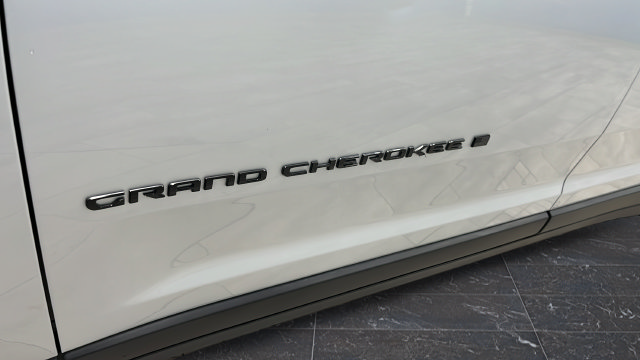 Used 2025 Jeep Grand Cherokee L Altitude AWD/4WD image 39