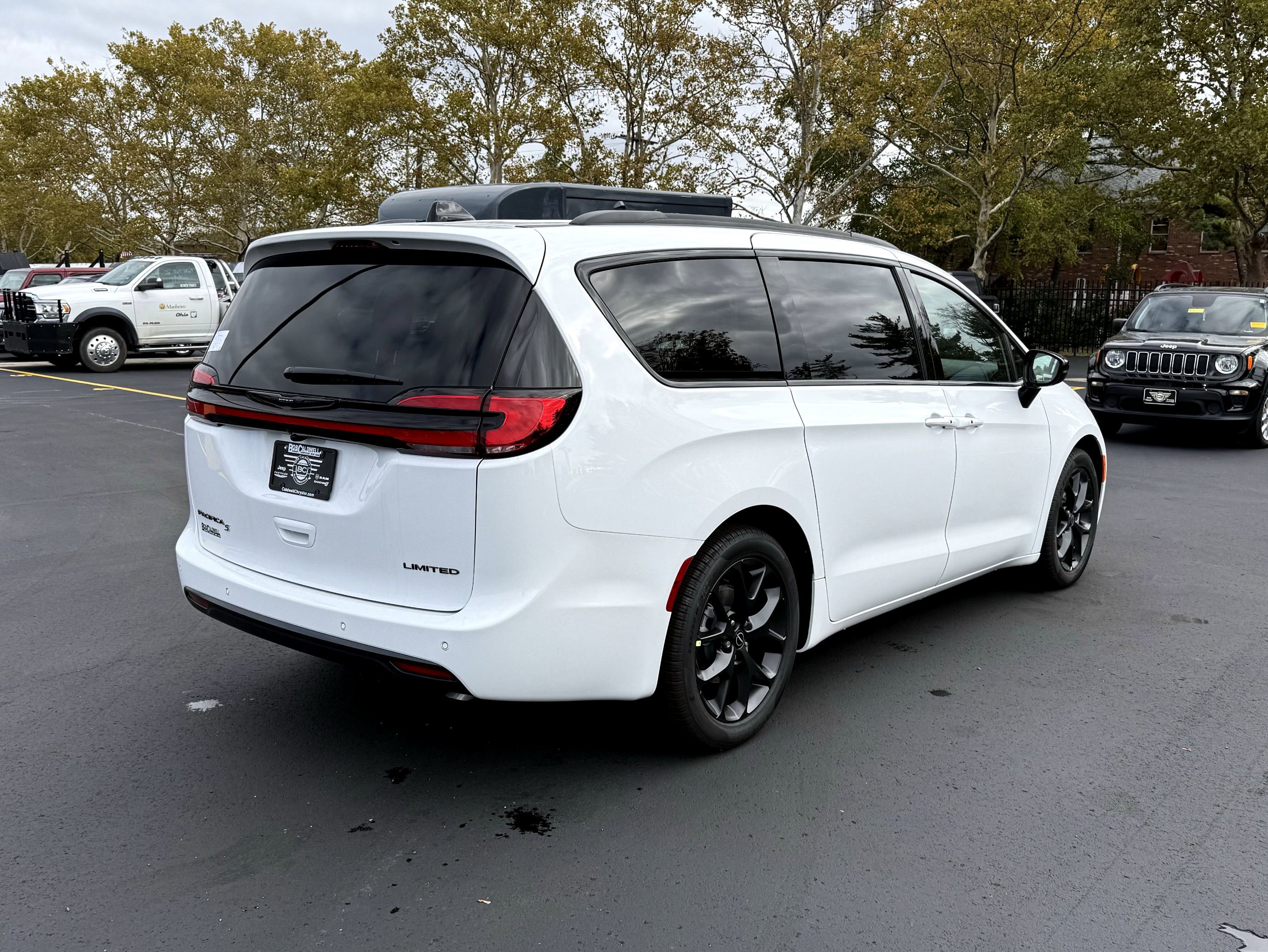 New 2026 Chrysler Pacifica Limited image 9