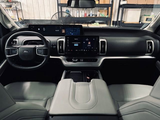 Used 2025 Ford Expedition Active image 33