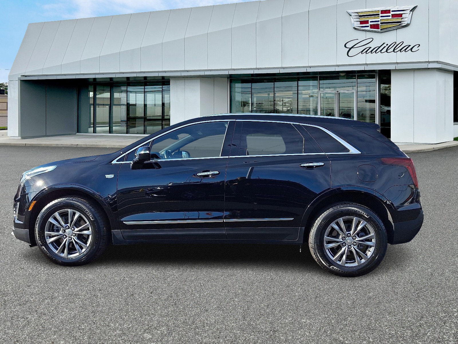 Certified 2023 Cadillac XT5 Premium Luxury image 2