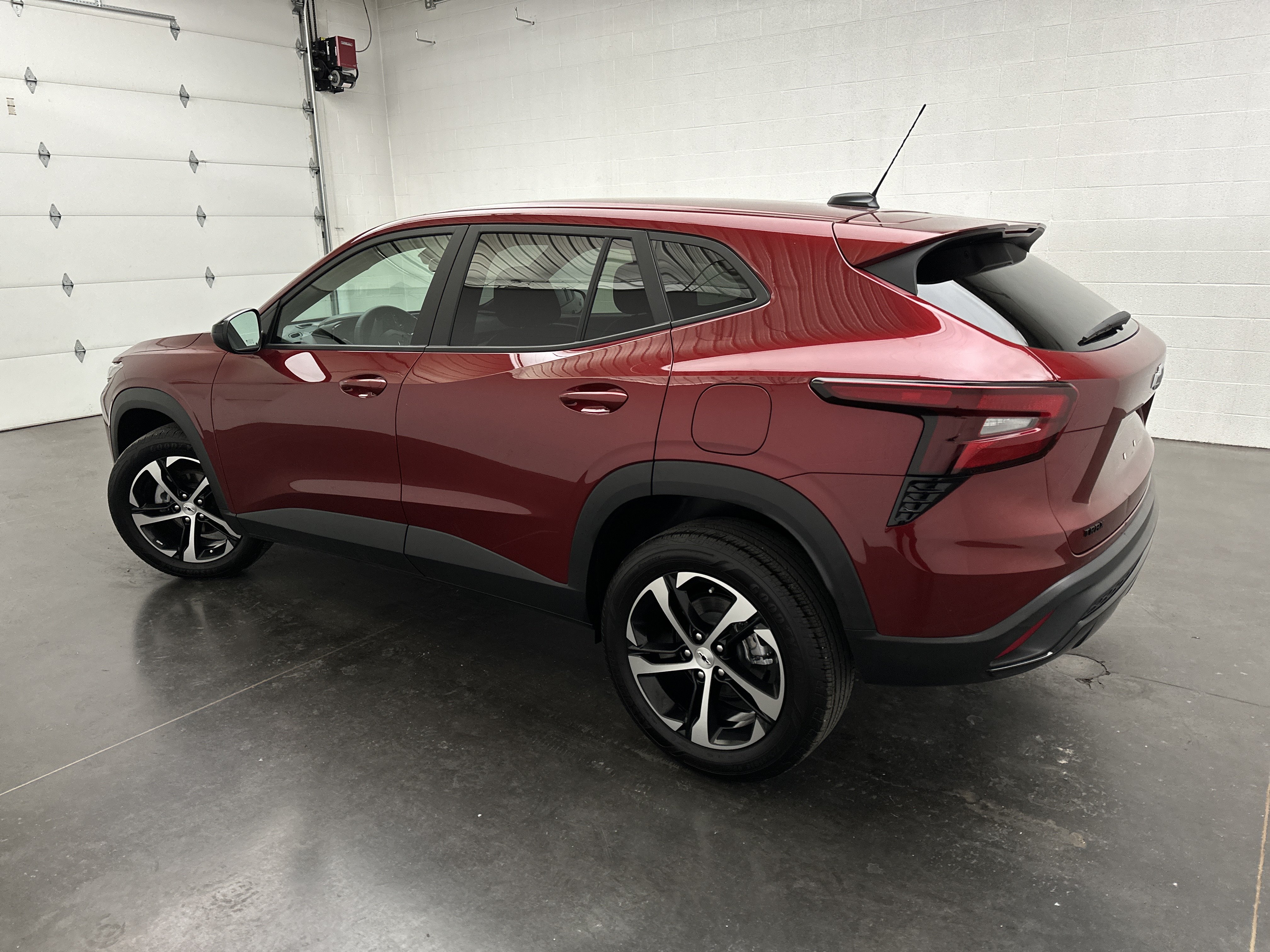 Used 2025 Chevrolet Trax RS FWD image 6