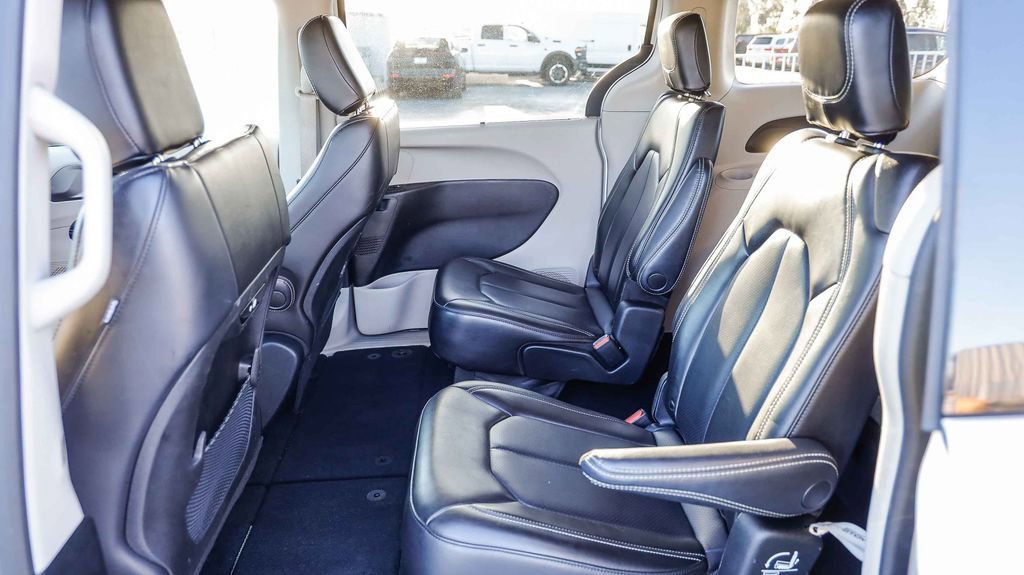 Used 2023 Chrysler Pacifica Touring-L FWD image 22