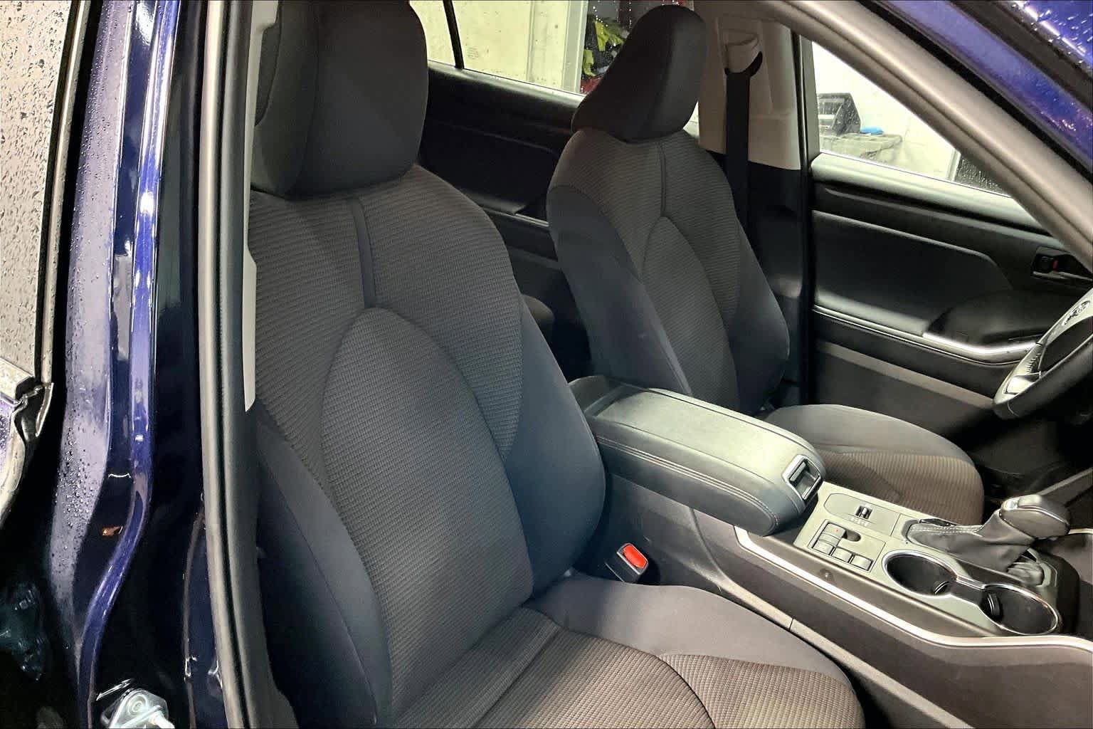 Used 2025 Toyota Highlander LE FWD image 9