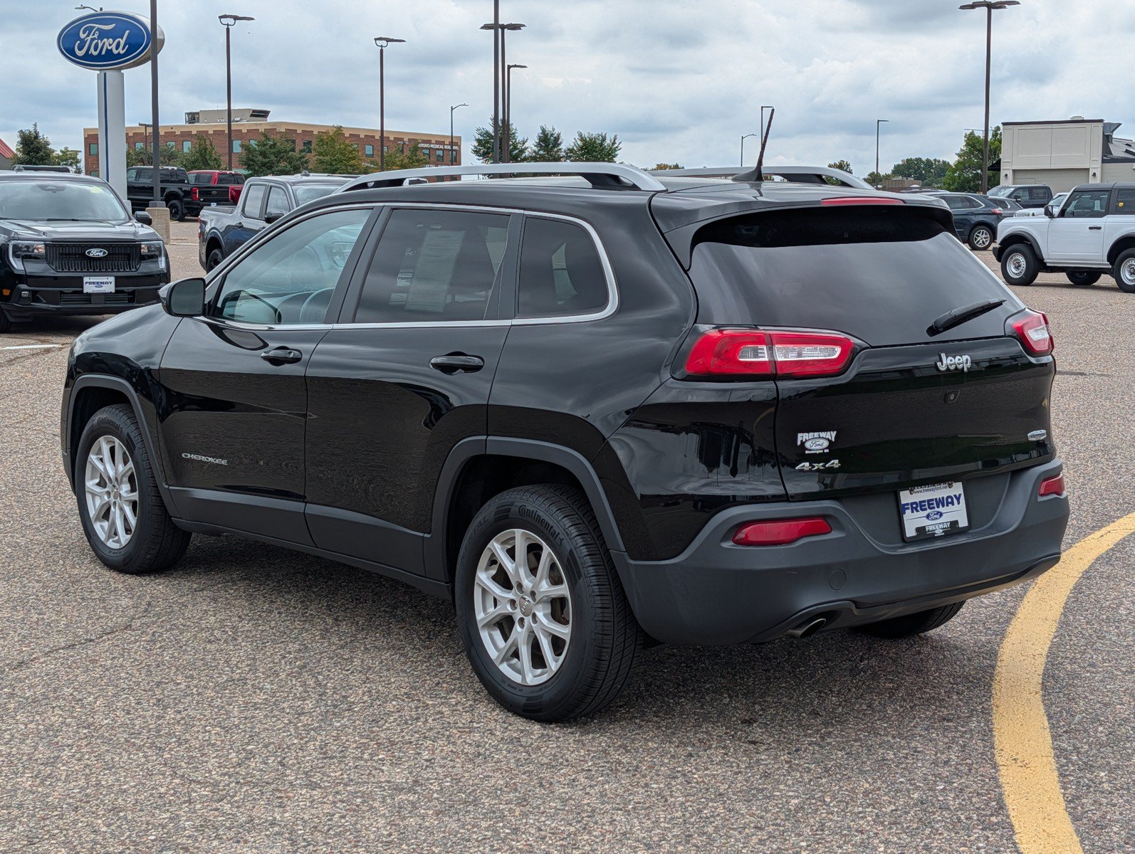 Used 2017 Jeep Cherokee Latitude w/ Cold Weather Group AWD/4WD image 3