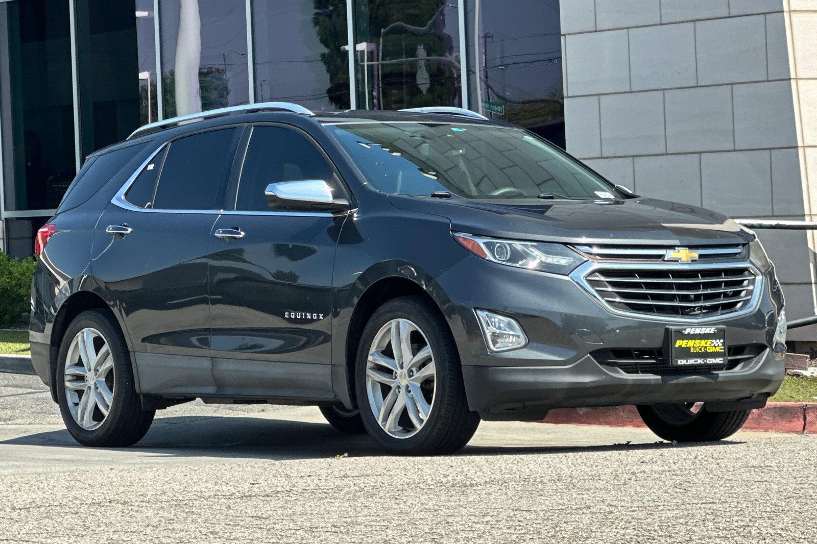 Used 2018 Chevrolet Equinox Premier AWD/4WD image 2