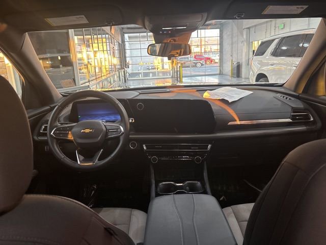 Used 2025 Chevrolet Traverse LT image 32