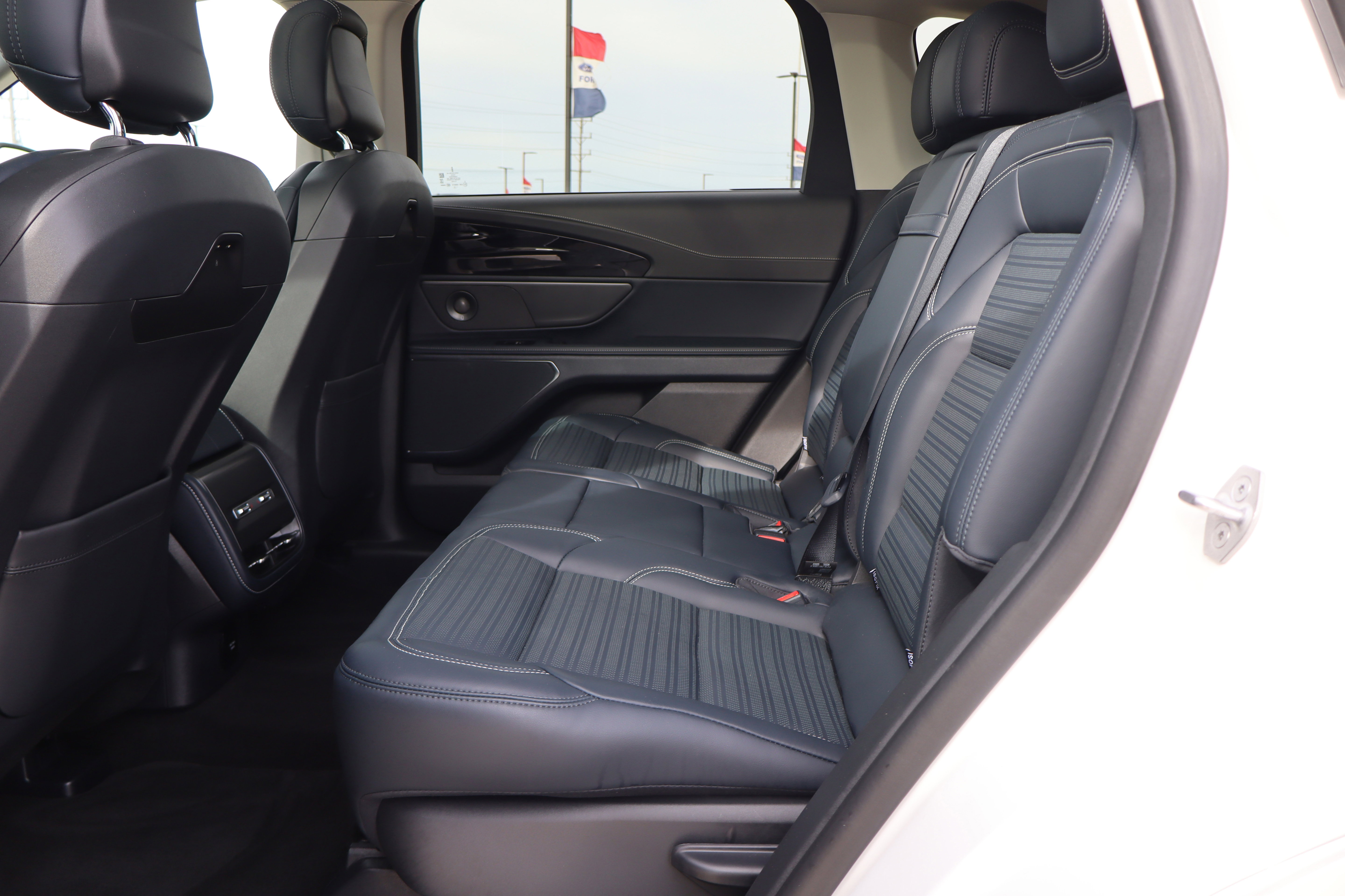 Used 2024 Lincoln Nautilus Reserve w/ Equipment Group 202A image 11