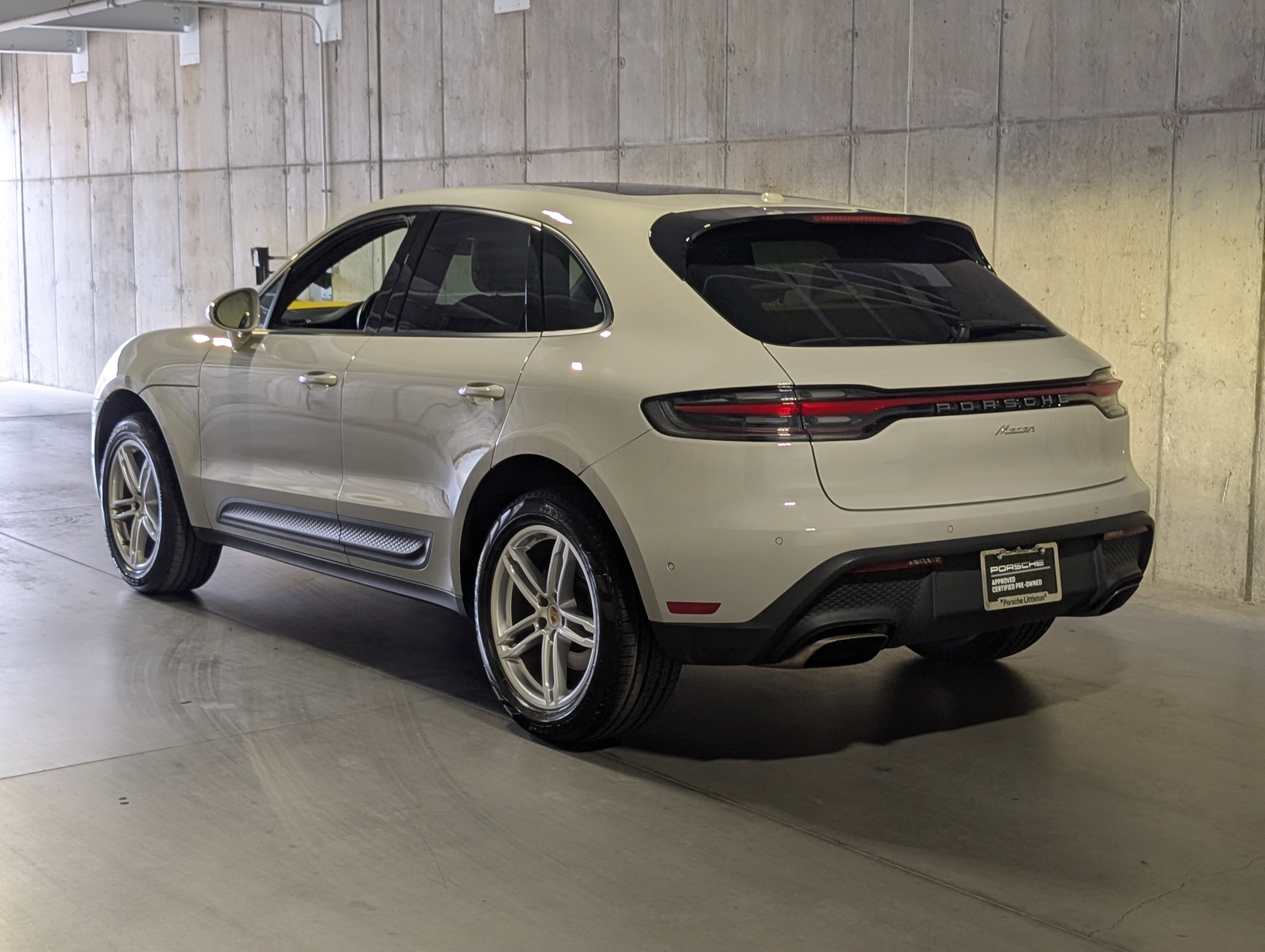 Certified 2022 Porsche Macan image 3