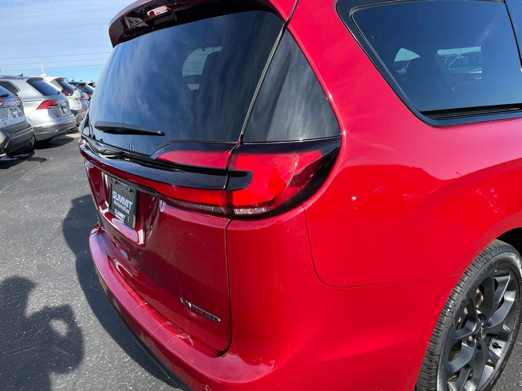 Used 2025 Chrysler Pacifica Limited image 41
