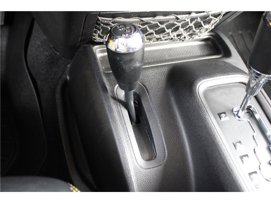 Used 2015 Jeep Wrangler Unlimited Sahara w/ Connectivity Group image 28