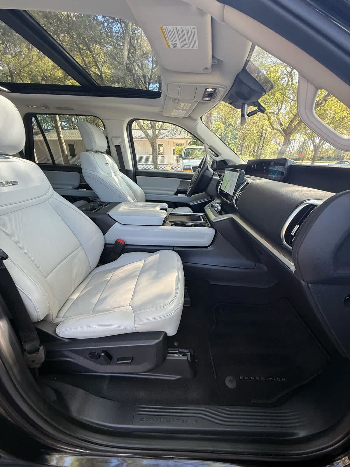 Used 2025 Ford Expedition Platinum image 12