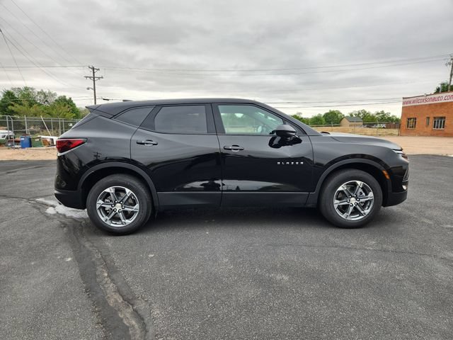 Used 2025 Chevrolet Blazer LT FWD image 2