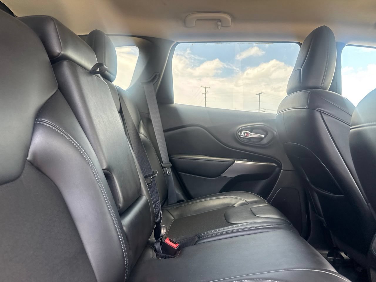 Used 2020 Jeep Cherokee Latitude w/ Quick Order Package 26F North AWD/4WD image 31