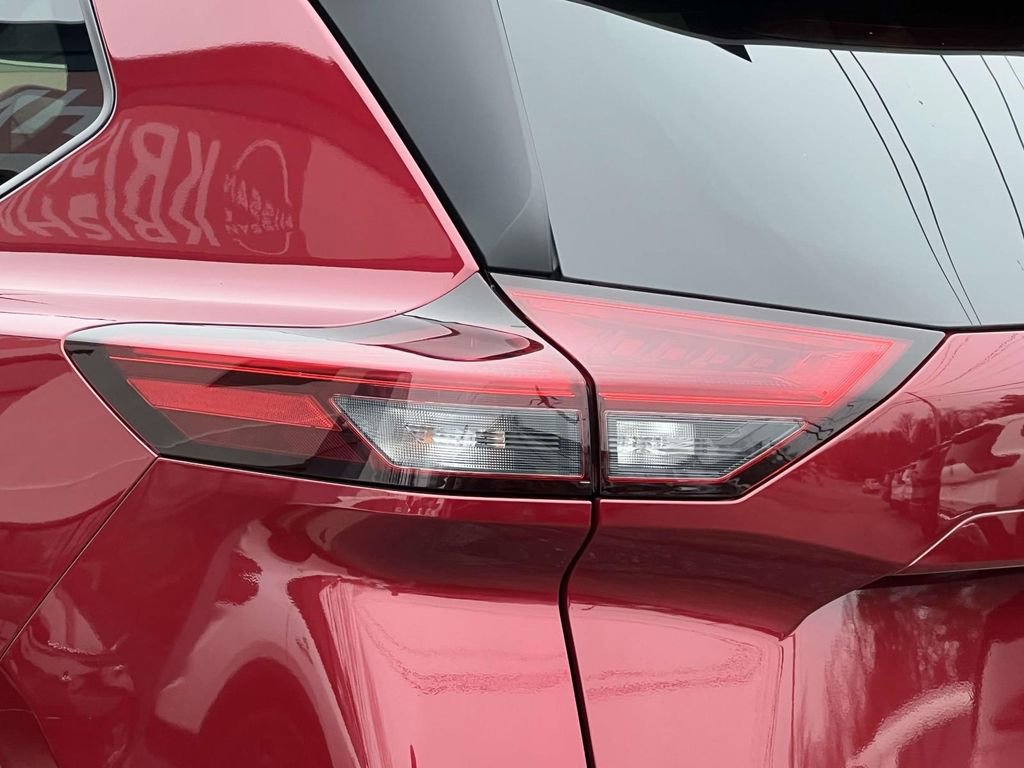 Used 2023 Nissan Rogue SV image 10