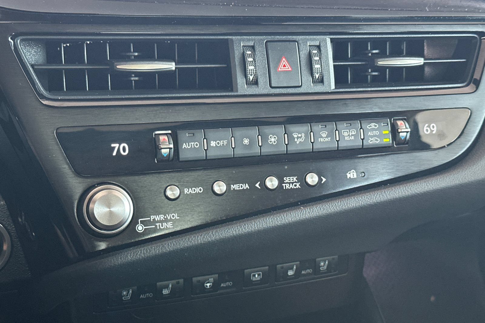 Used 2024 Lexus ES 300h w/ Accessory Package (Z1) FWD image 16