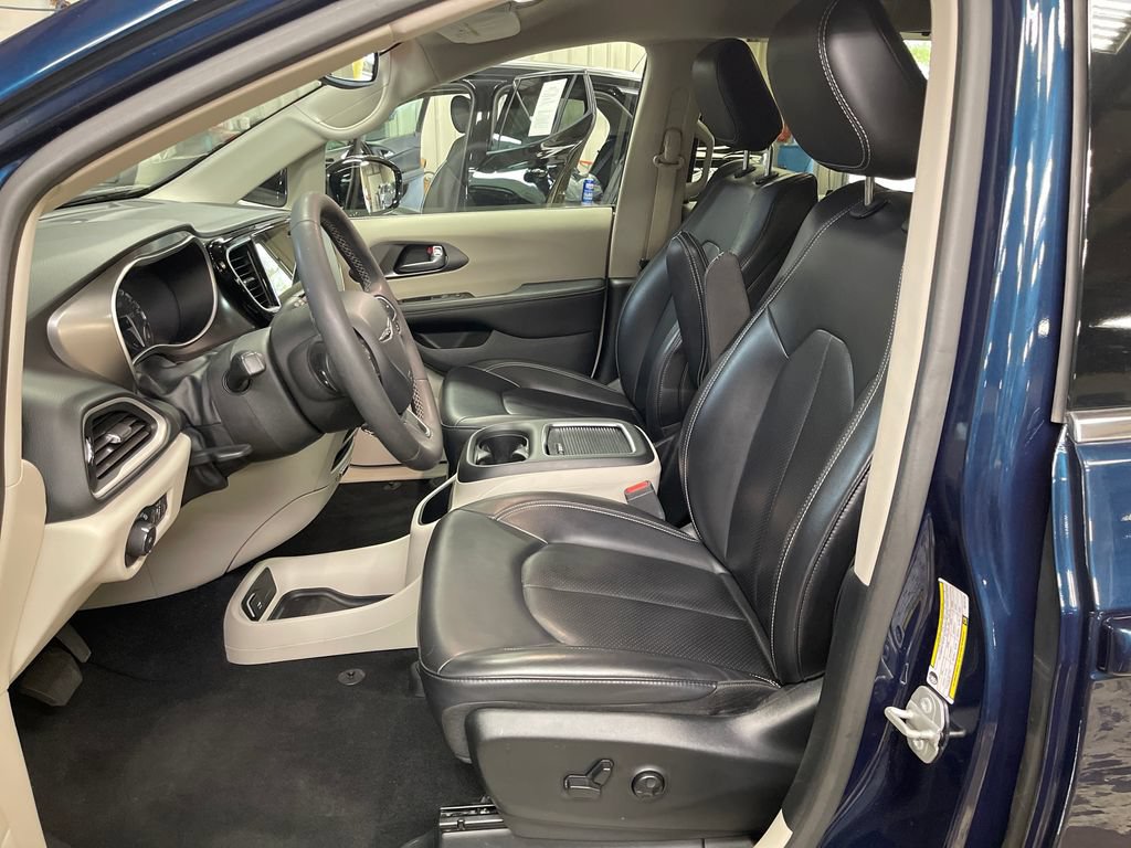 Used 2024 Chrysler Pacifica Touring-L FWD image 14