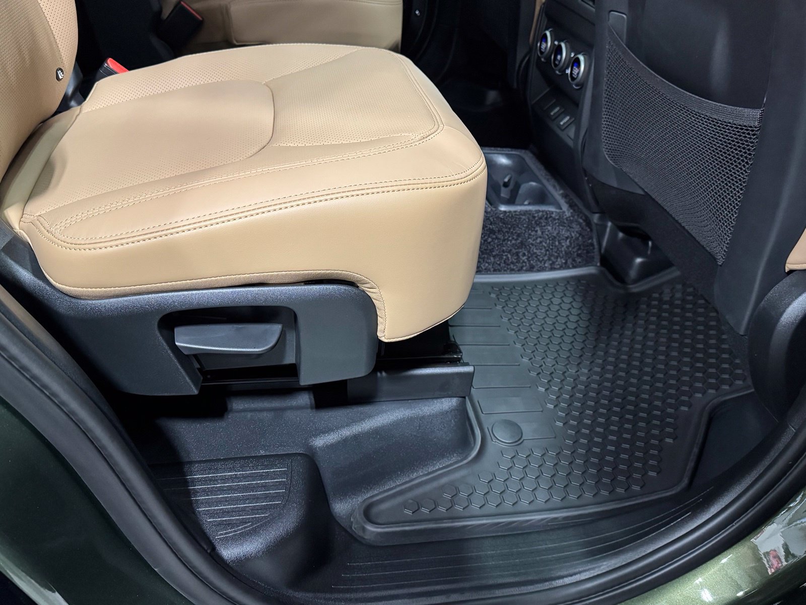 New 2026 Land Rover Defender 130 X-Dynamic SE AWD/4WD image 47