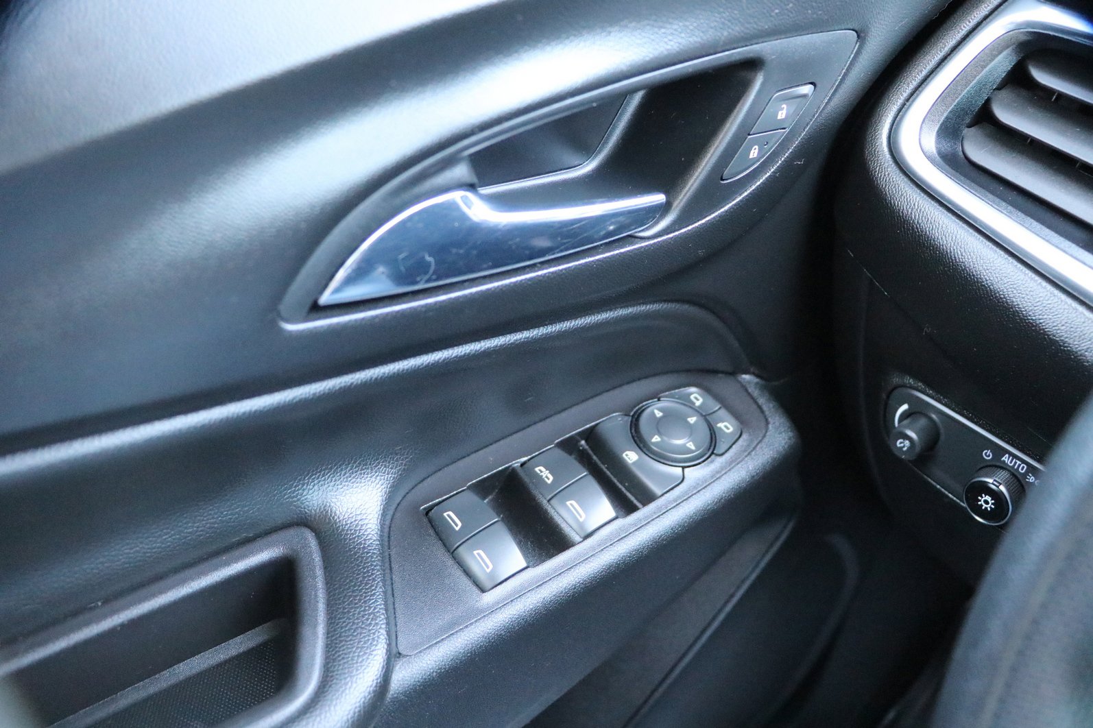 Used 2020 Chevrolet Equinox LT FWD image 11