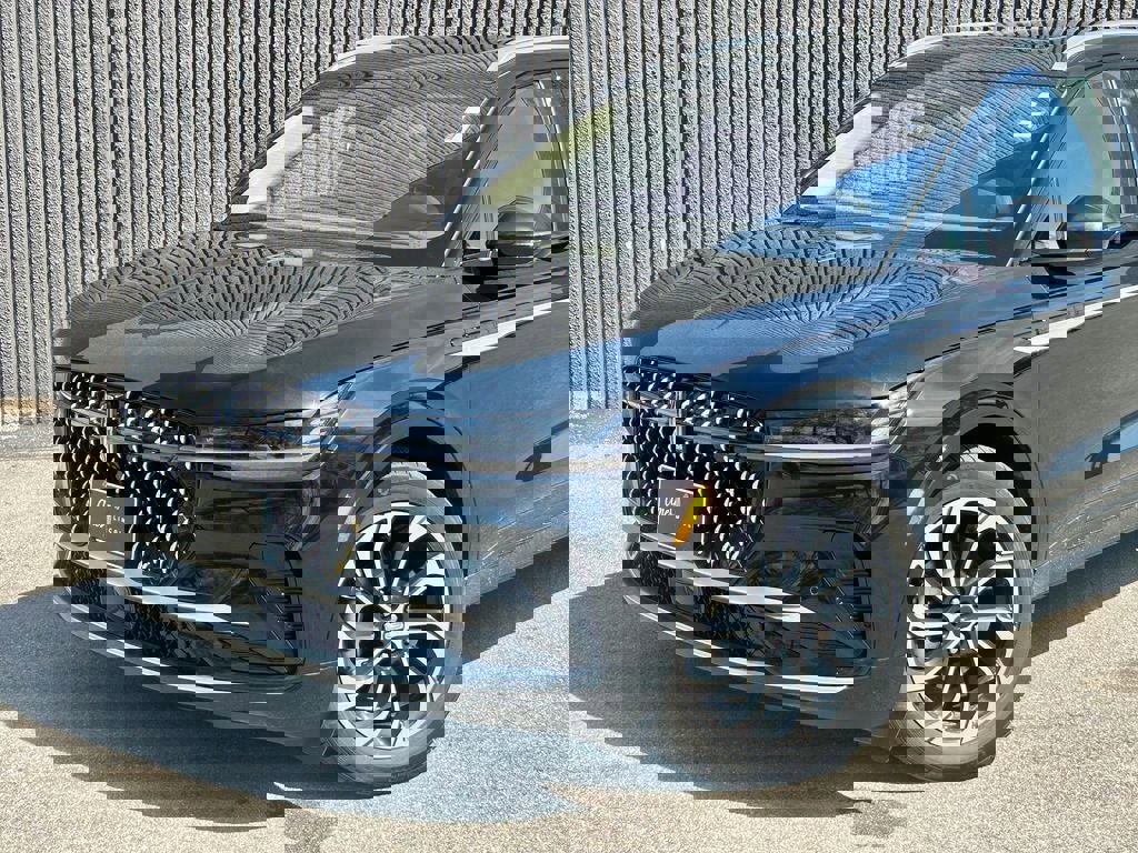 Used 2025 Lincoln Nautilus Reserve AWD/4WD image 2