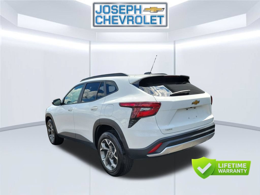 Used 2025 Chevrolet Trax LT FWD image 4