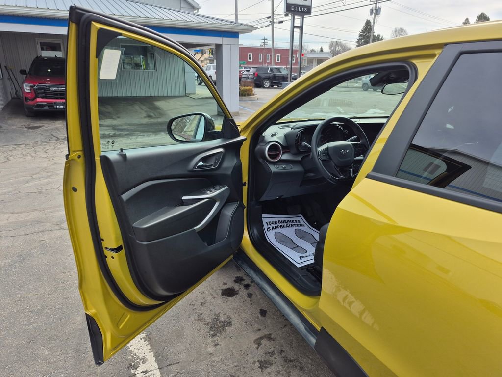 Used 2024 Chevrolet Trax RS w/ Sunroof Package image 9