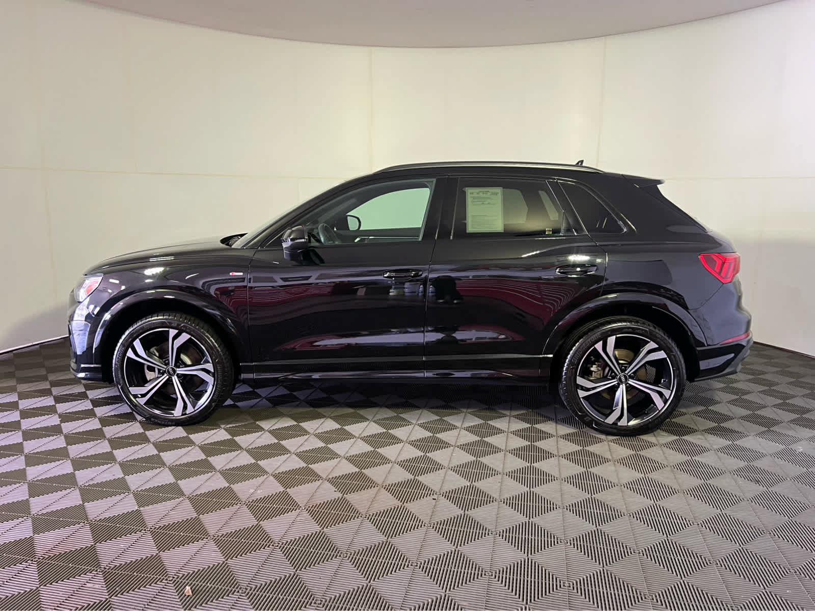 Used 2023 Audi Q3 2.0T Premium Plus w/ Premium Plus Package AWD/4WD image 4