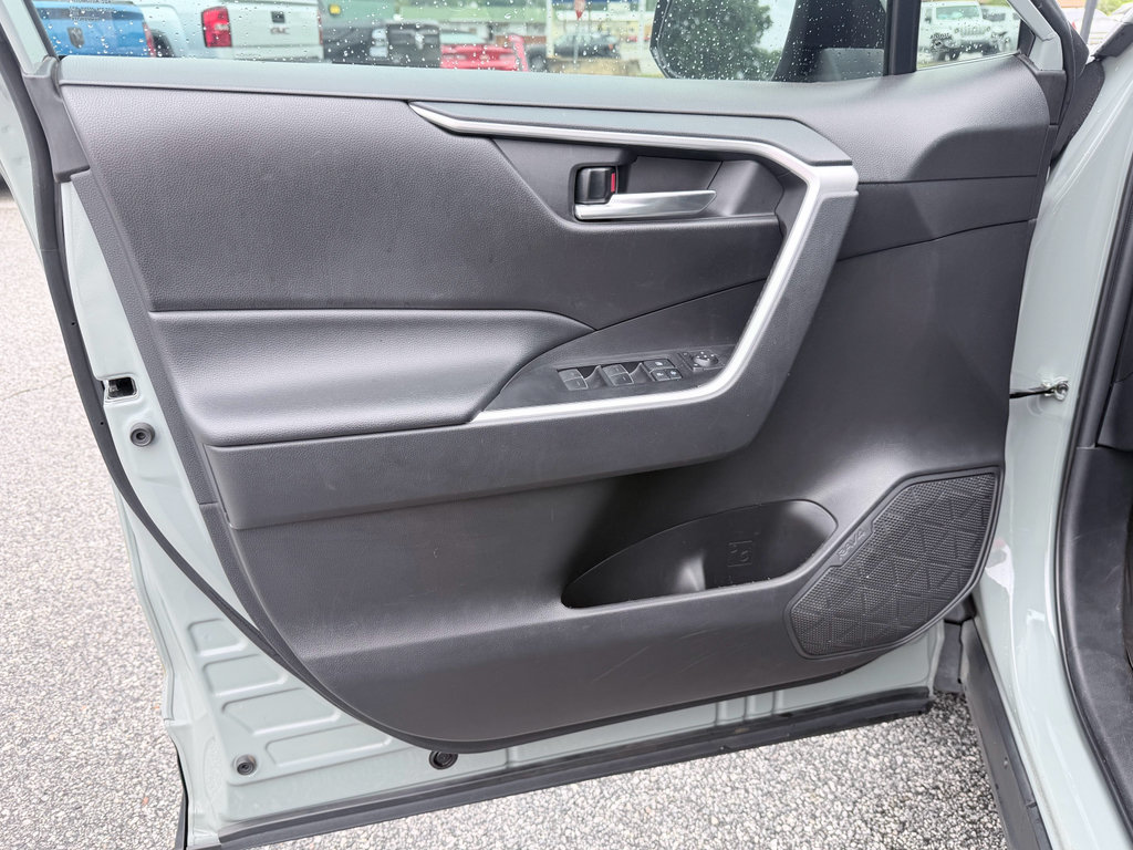 Used 2022 Toyota RAV4 XLE w/ Convenience Package FWD image 32
