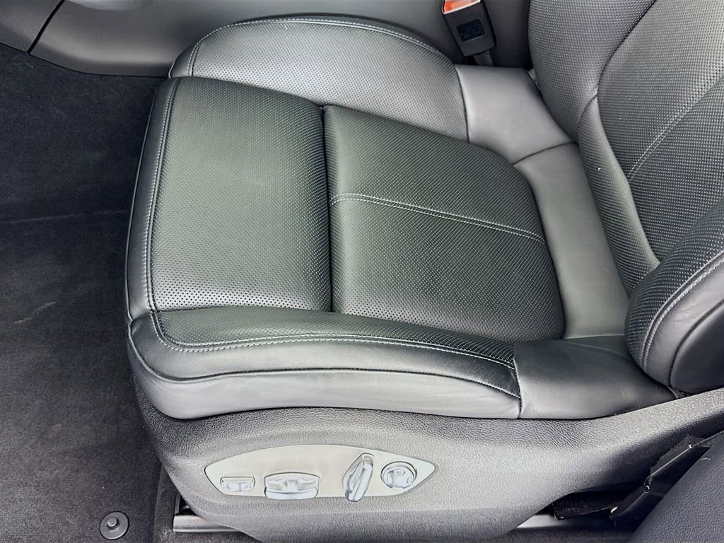 Certified 2025 Porsche Macan image 13