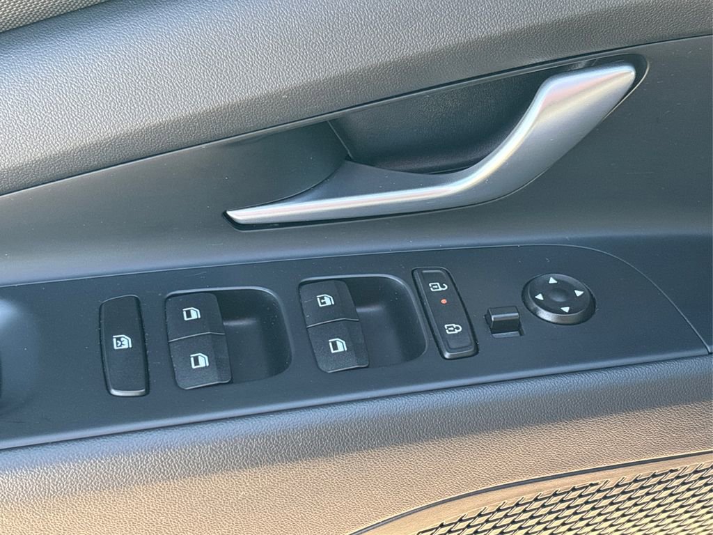 Certified 2024 Hyundai Elantra SE image 32