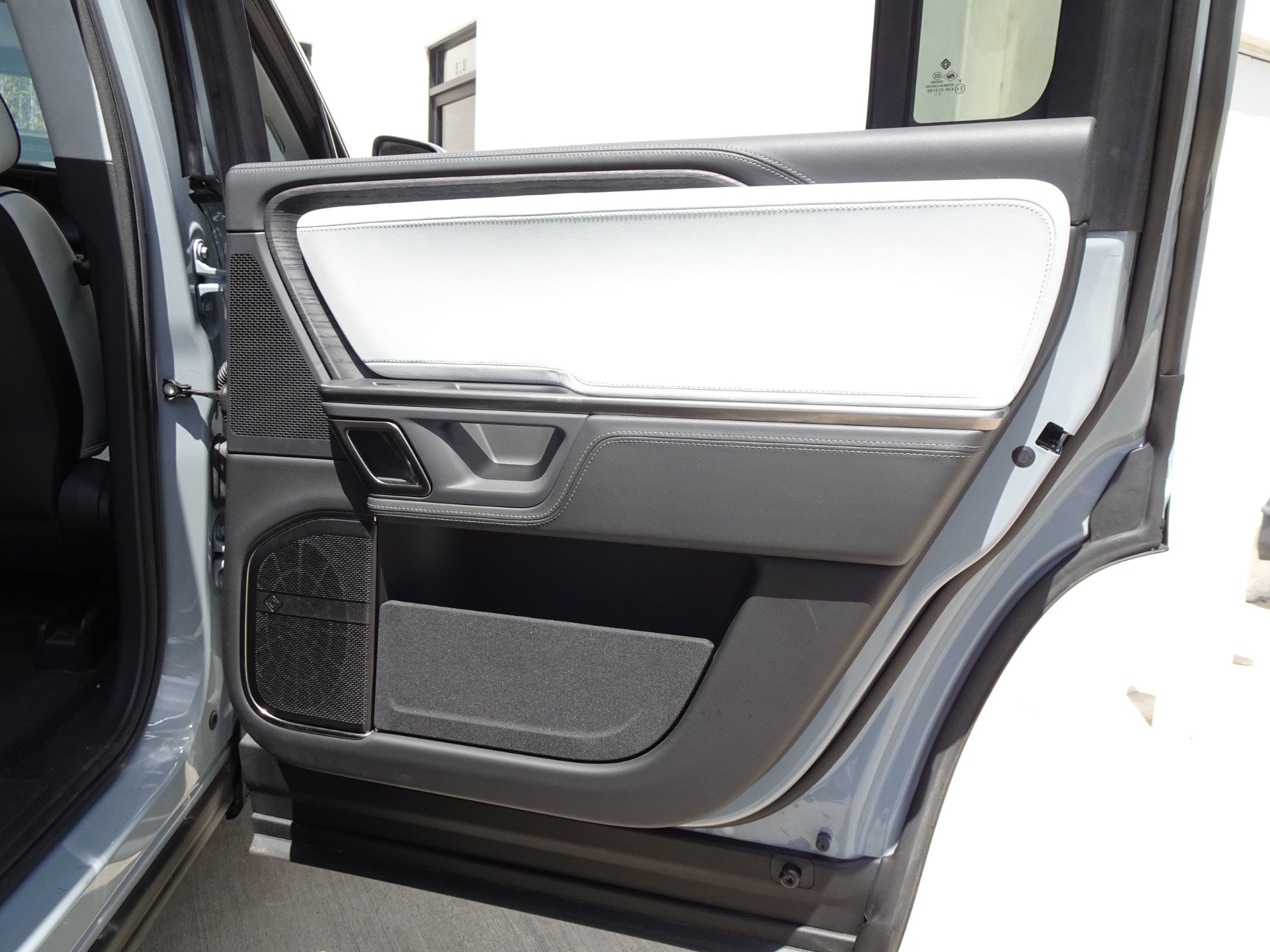 Used 2024 Rivian R1S Adventure AWD/4WD image 16