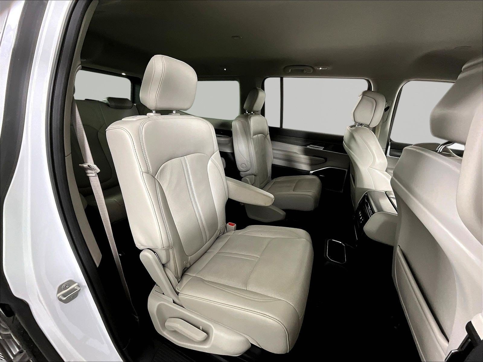 Used 2024 Jeep Wagoneer Series III AWD/4WD image 25