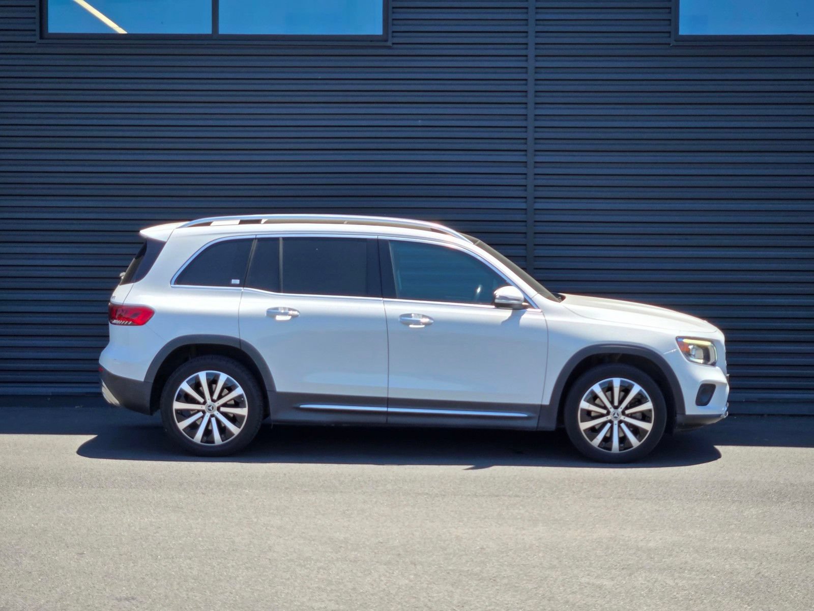 Used 2021 Mercedes-Benz GLB 250 4MATIC w/ Premium Package image 8