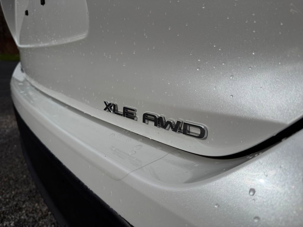 Used 2023 Toyota Highlander XLE image 32