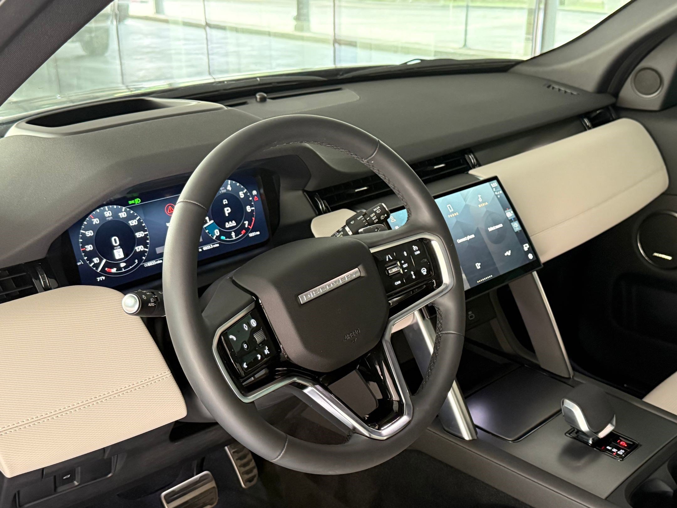 Certified 2025 Land Rover Discovery Sport Dynamic SE image 4