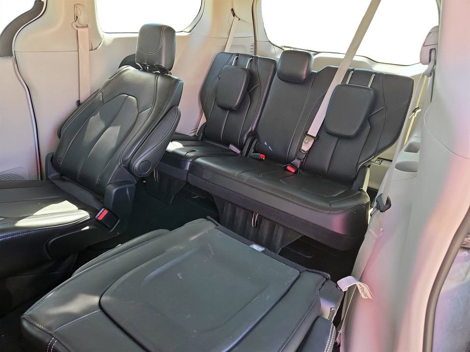 Used 2024 Chrysler Pacifica Touring-L image 31