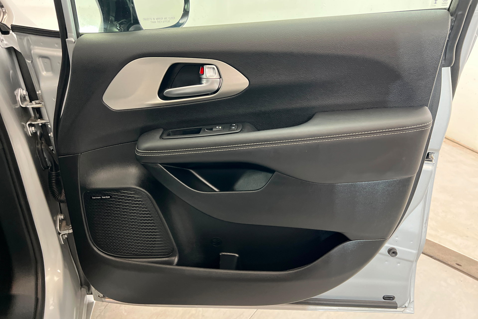 Used 2024 Chrysler Pacifica Premium FWD image 25